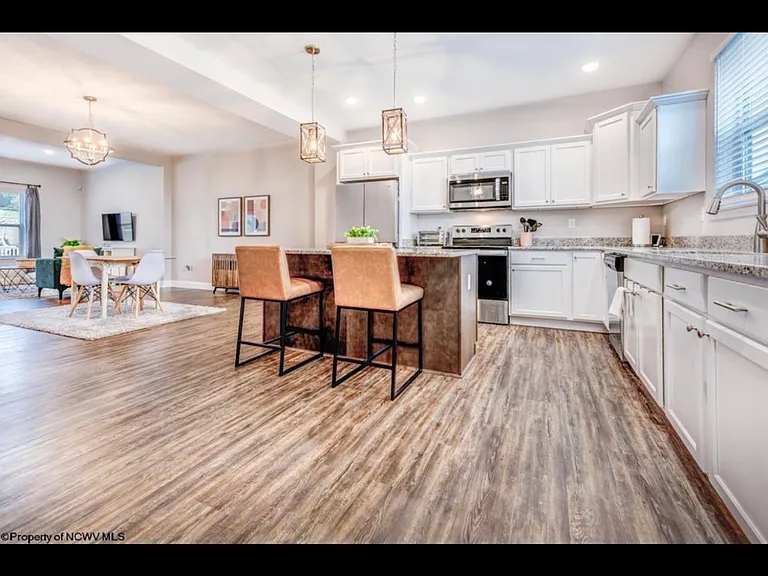 201 Red Oak Ln — Photo 3