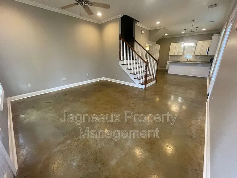 102 Hargrave Dr — Photo 2