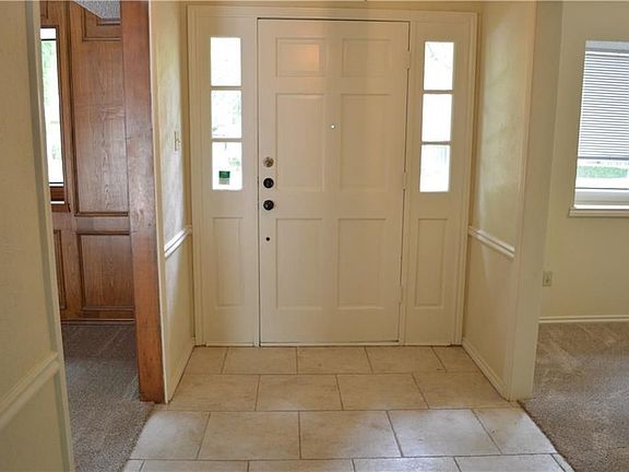2nd image of 909 Greenhurst Cir