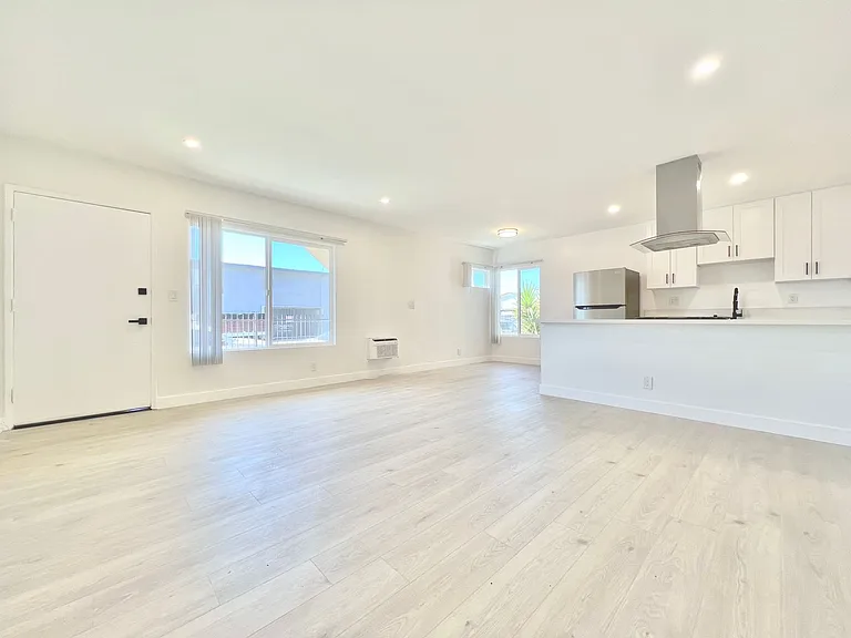 7305 Variel Avenue — Photo 6