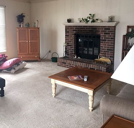 5th image of 240 E Grand Dr