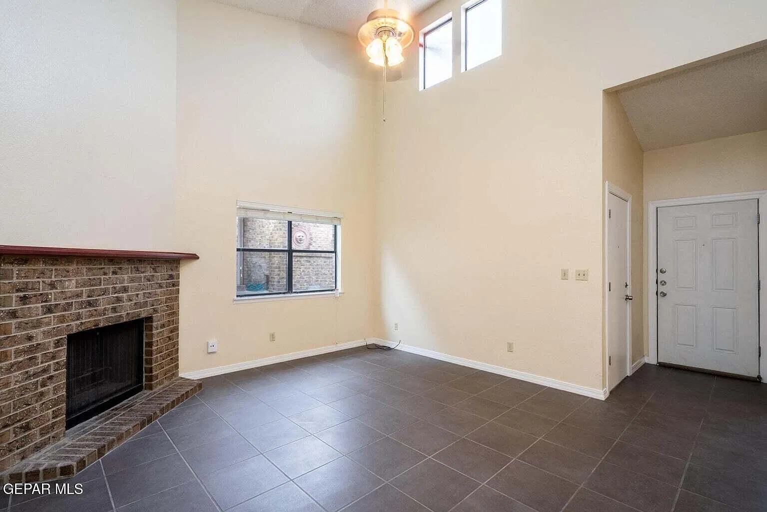 2 bed, 1.0 bath, 1059 sqft, $1,350 — Photo 2