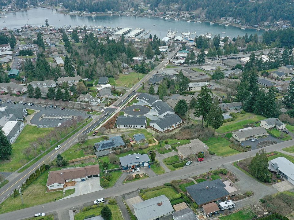 Walking distance to downtown Gig Harbor
