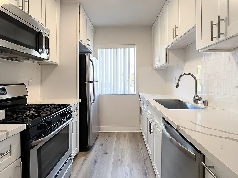 2233 S Ridgeley Dr #106 — Photo 8