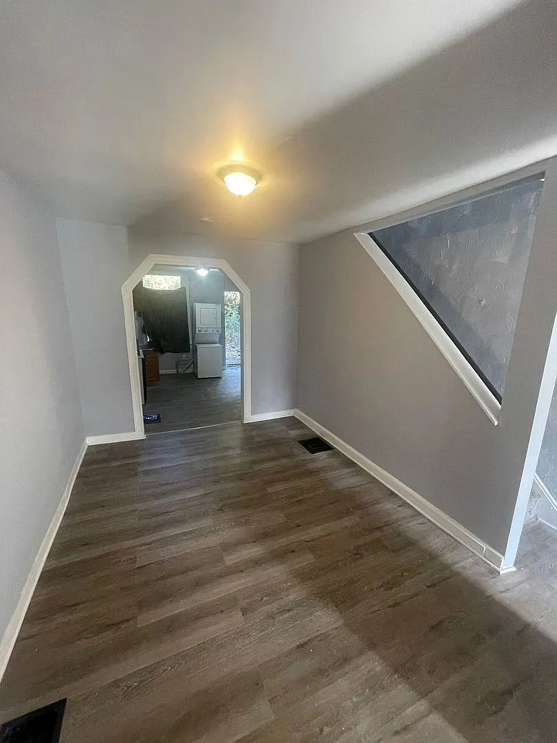 Recently Renovated Three Bed One Bath Ready For A New Tenant! — Photo 1