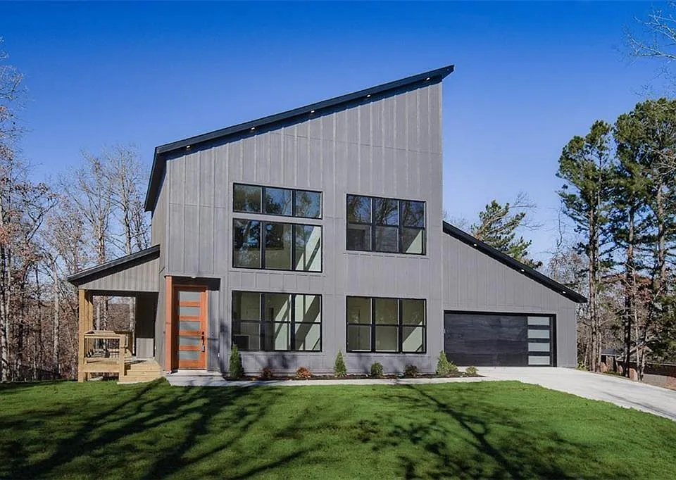 8 Cranfield Dr
