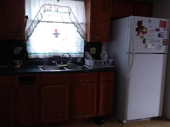 3rd image of 2184 Earl Ave