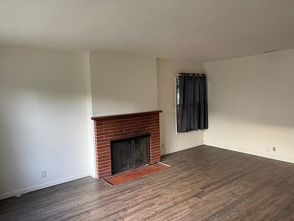 Livingroom - gas Fireplace - new hardwood floors