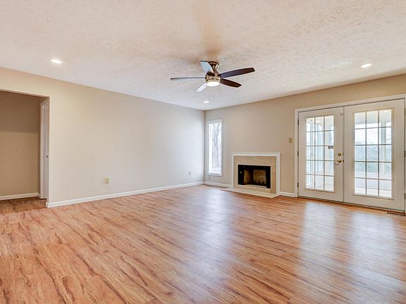 3rd image of 1341 Woodridge Dr