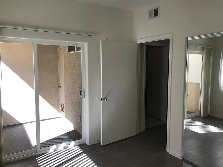 251 Robinson St — Photo 5
