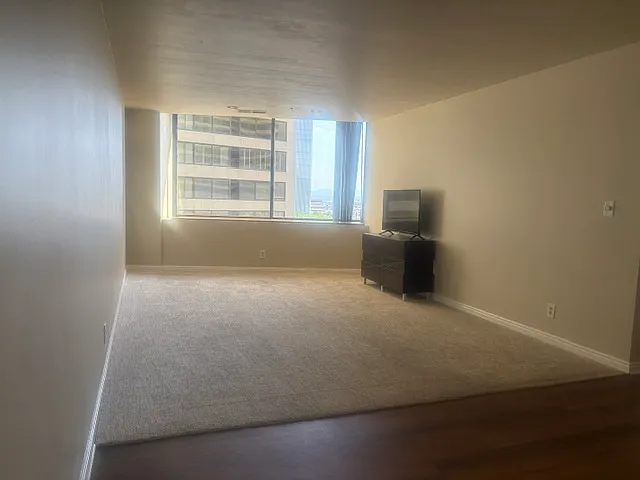 48 W Broadway — Photo 10