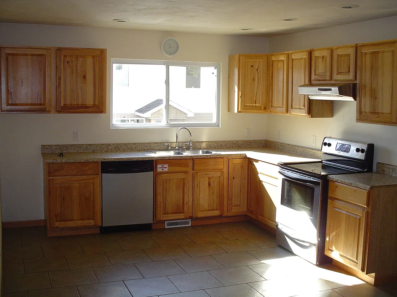6 bed, 3300 sqft, $3,300 — Photo 3