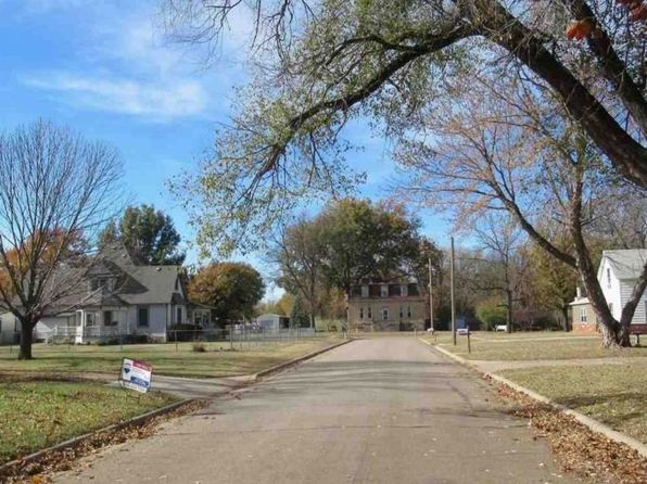 511 E 3rd Ave, Winfield, KS 67156