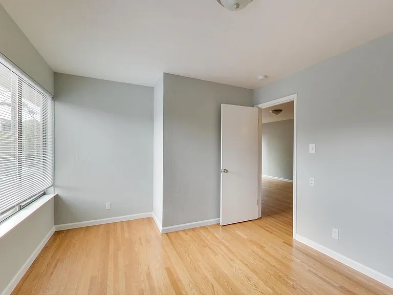 205 Collins St #4 — Photo 10