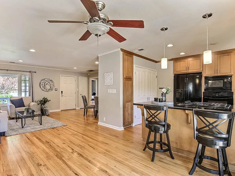 1359 Keoncrest Ave — Photo 6