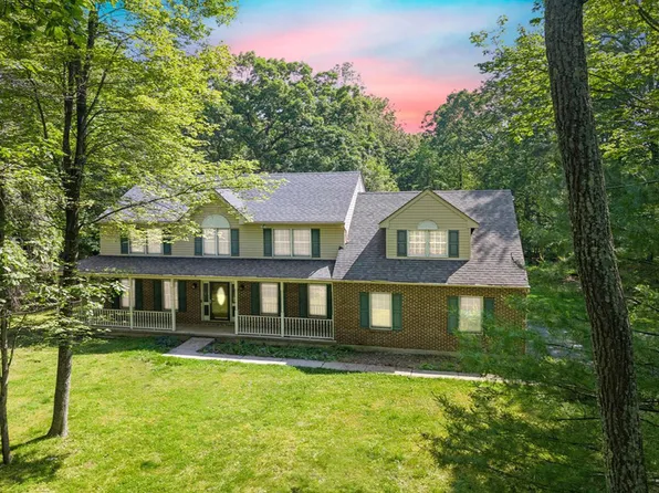 102 Crest Cir, East Stroudsburg, PA 18301