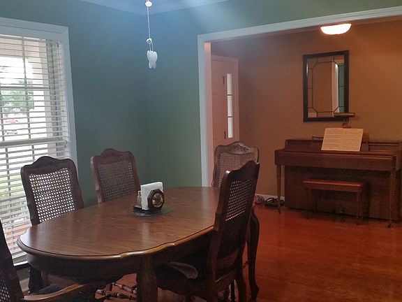 Dining room & foyer
