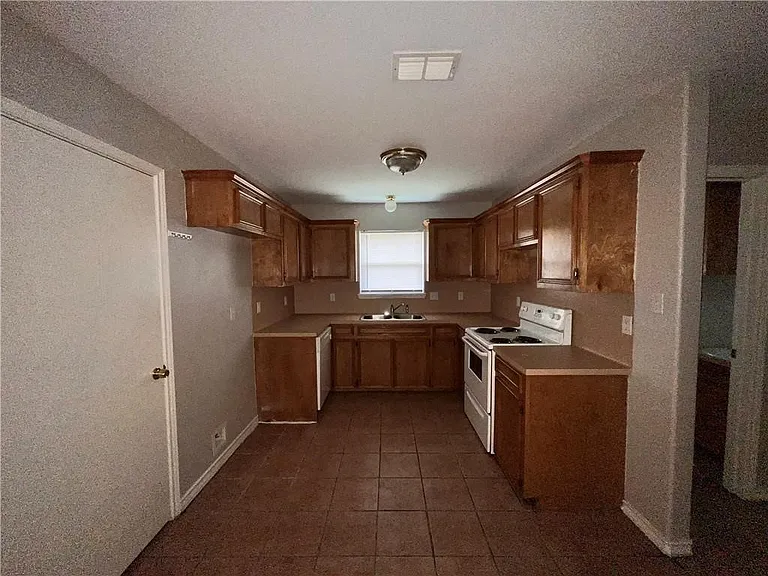5801 Skylark Dr — Photo 3