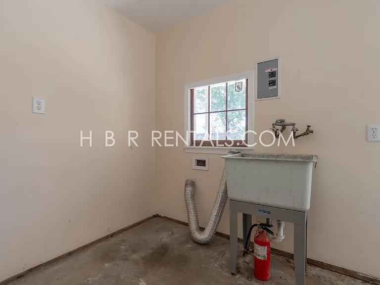 1650 Bessie Ave — Photo 14