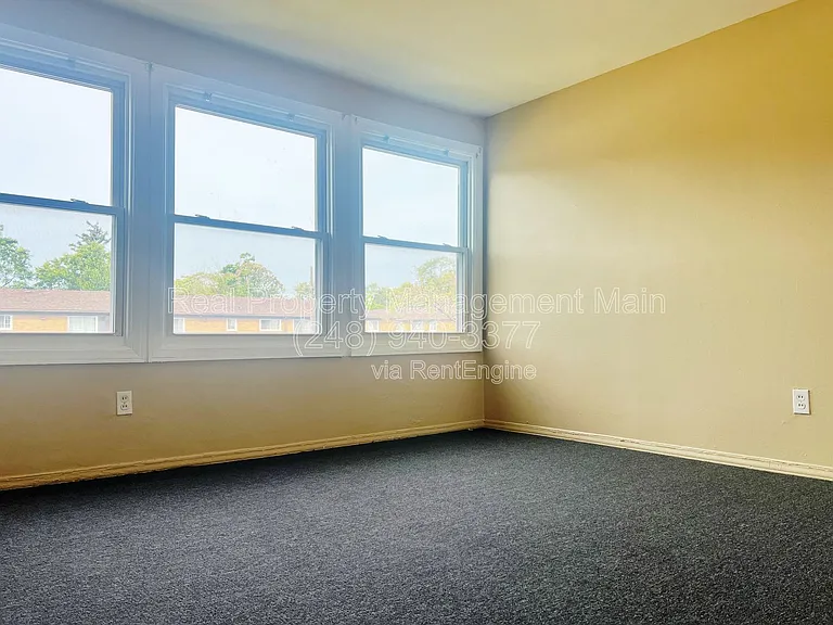 17322 Greenfield Rd — Photo 4