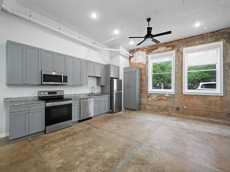 Modern, Industrial Flats in Tampa Heights — Photo 28