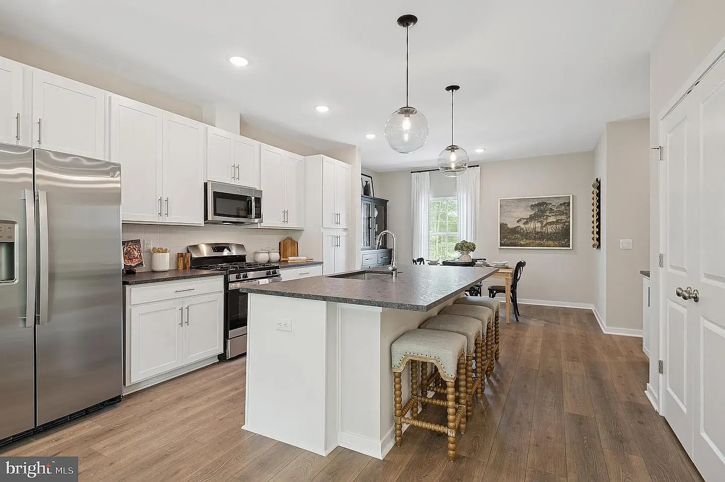 3 bed, 1927 sqft, $3,200 — Photo 3
