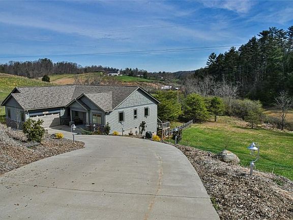 3rd image of 107 Windevere Ct