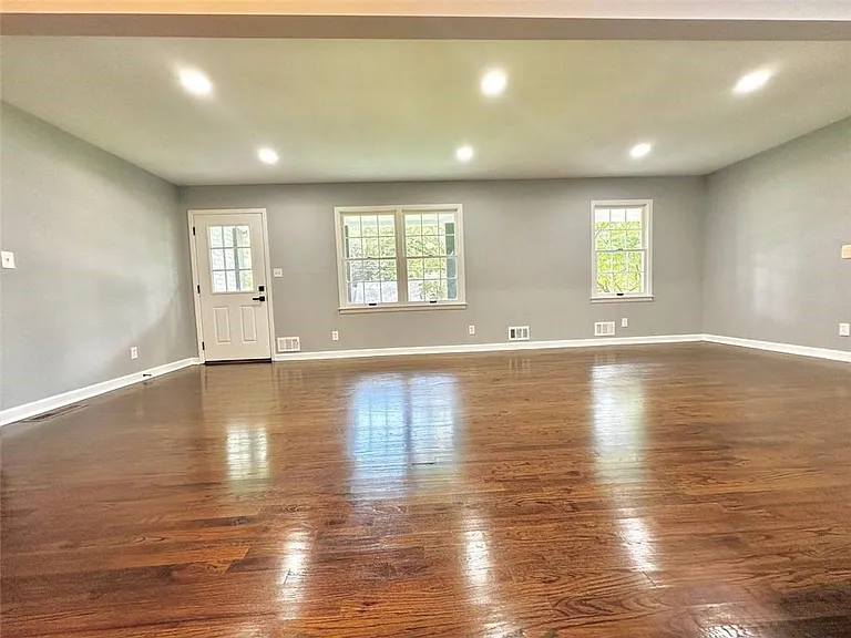 210 Suburban Dr NE — Photo 2
