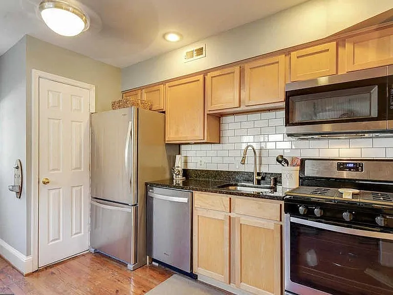 102 E Randall St — Photo 8