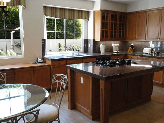 Gourmet kitchen & island