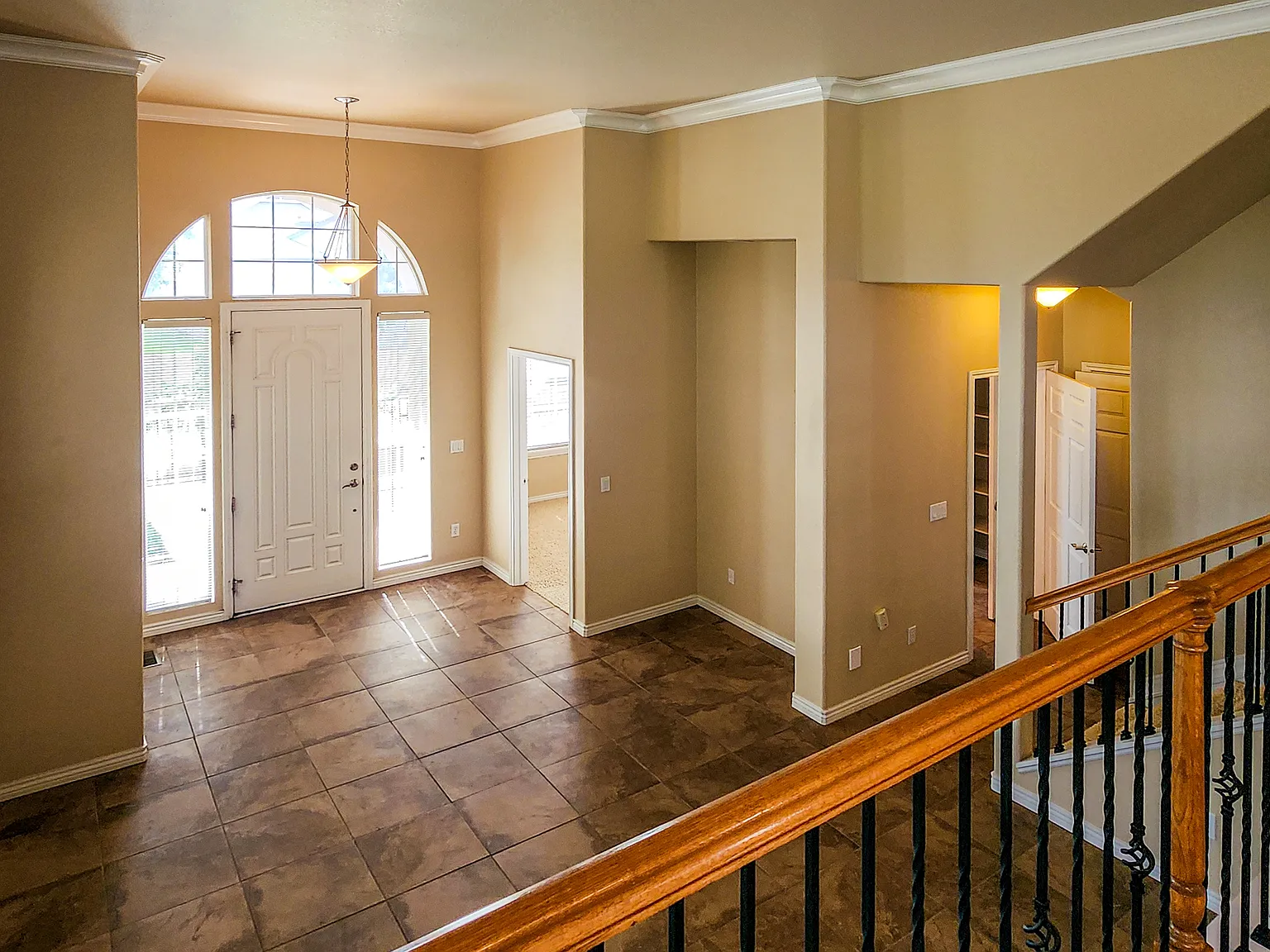 3 bed, 2.5 bath, 2484 sqft, $2,750 — Photo 3