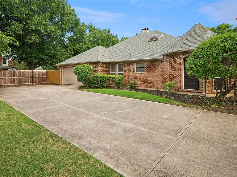 2201 Pendleton Ln — Photo 3