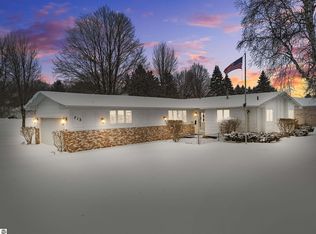 713 Holly Rd, Cadillac, MI 49601