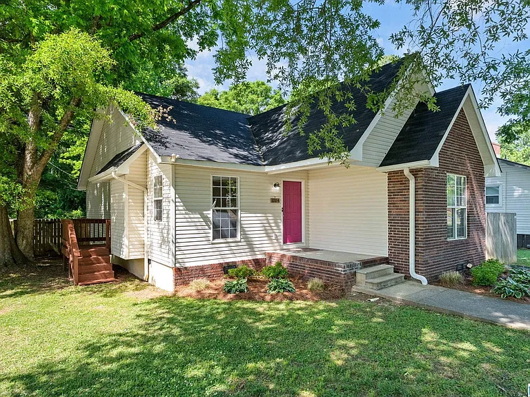 1004 W Walnut St — Photo 2