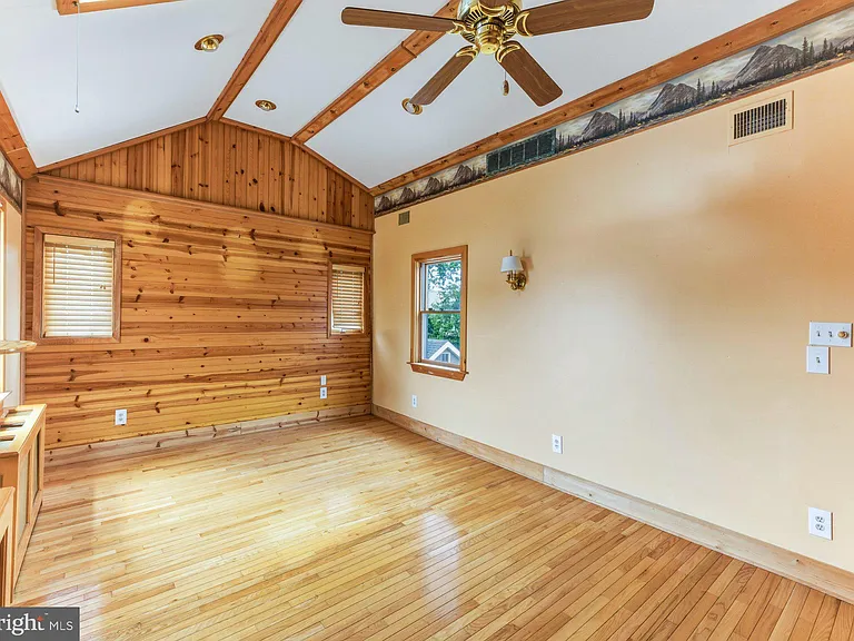 466 Logan Ave — Photo 11