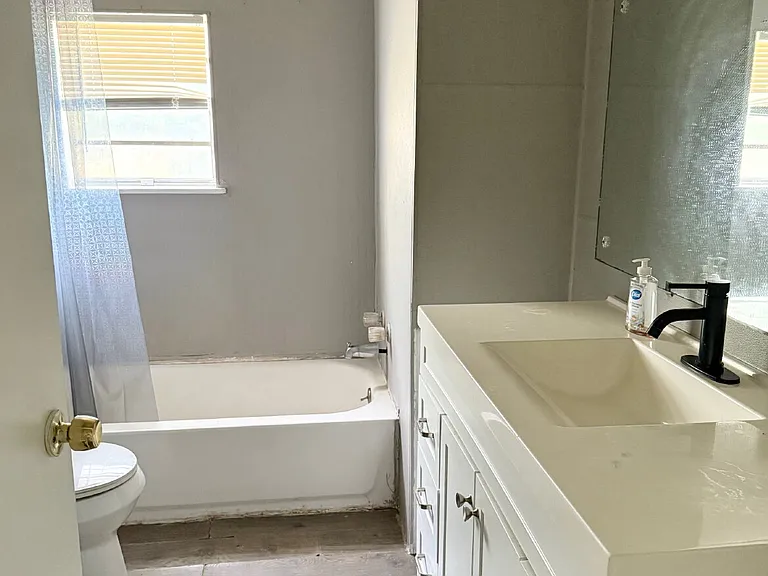 1222 NW 8th St — Photo 5