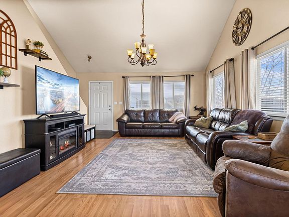 5th image of 363 W Juneberry St