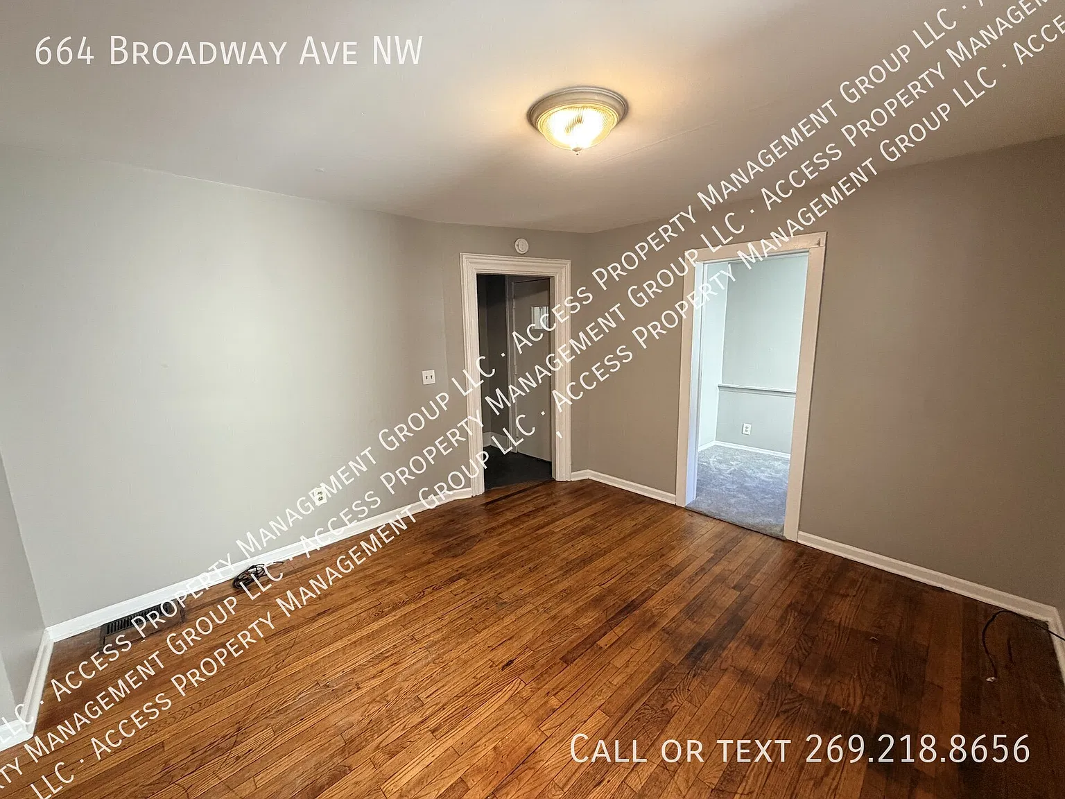 NW Side Broadway & Bridge St Two Bed Duplex — Photo 3