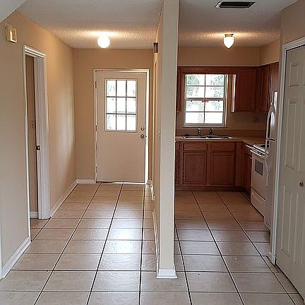 4th image of 615 W Oak Terrace Dr