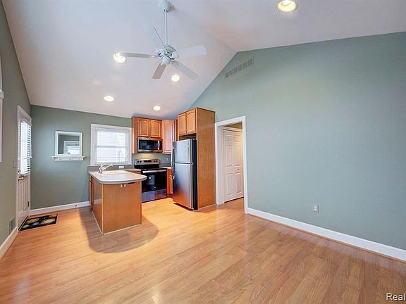 4th image of 204 N Harvey St