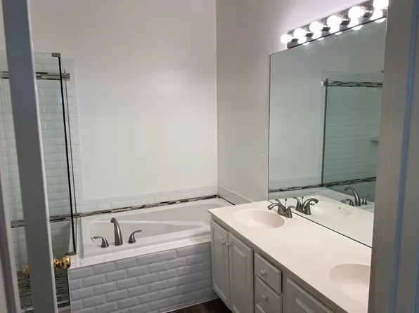 12451 Hayes Ct Unit 303, Fairfax, VA 22033