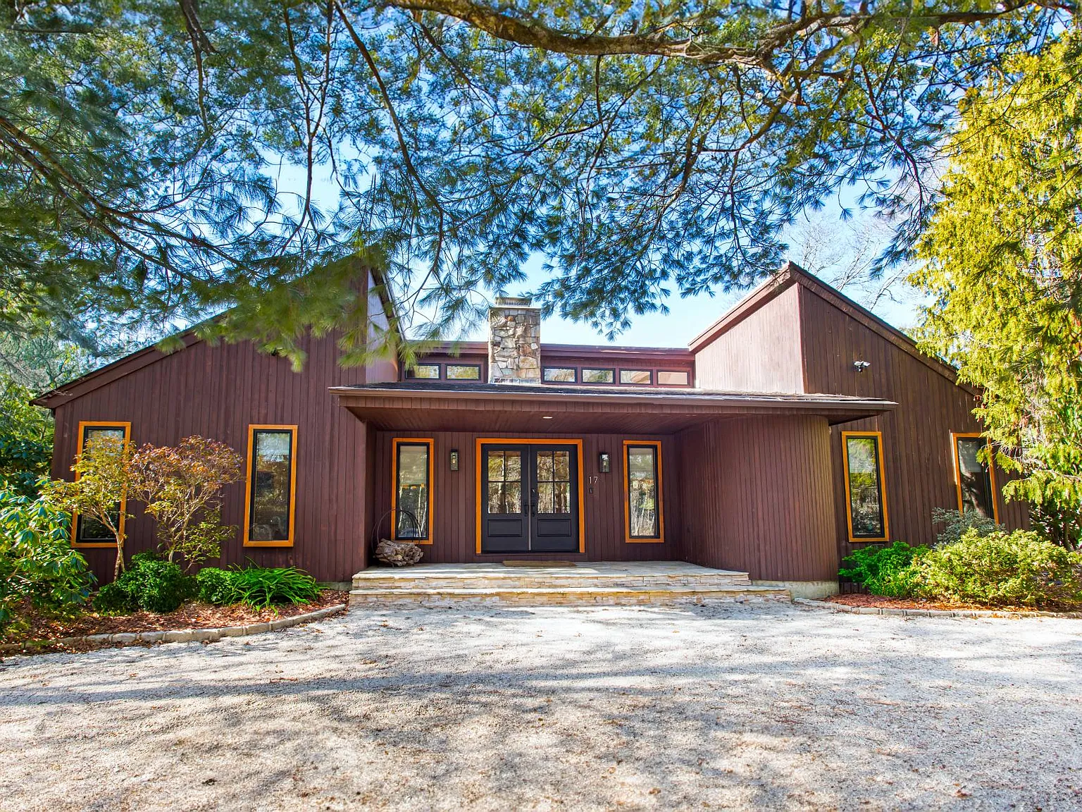 Ideal Hamptons Summer Getaway with Heated Pool and Volleyball — Photo 2