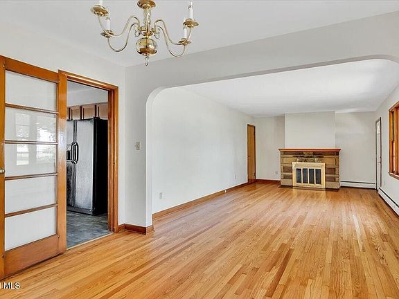 4th image of 4 Albright Ave