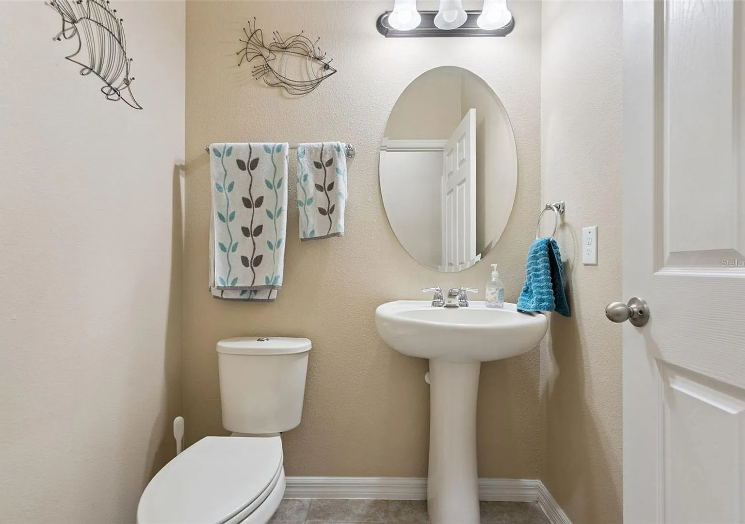 This spacious and charming 7-bedroom, 4.5-bathroom single-family home is located at 8701 Iron Mou... — Photo 2