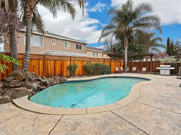 5th image of 584 Jill Dr