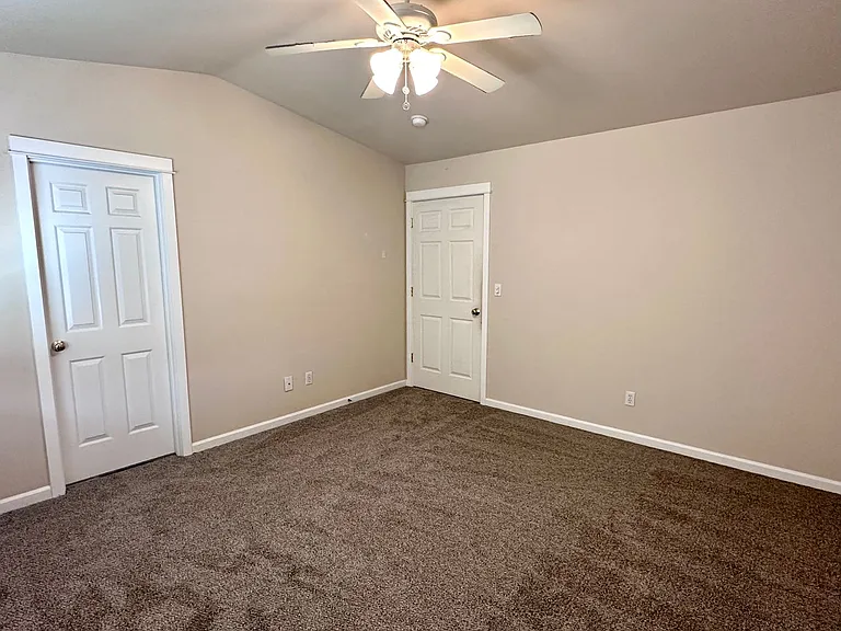 Beautiful 3 Bedroom And 2.5 Bathroom Townhouse In Southwest Redmond! — Photo 12