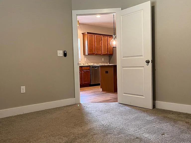 982 E Chestnut Ave — Photo 5
