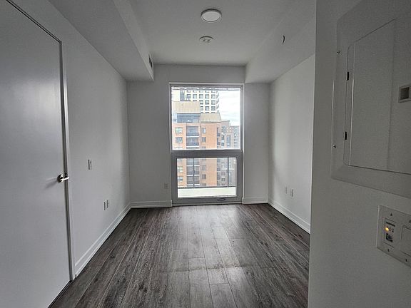 4th image of 39 Roehampton Ave #601