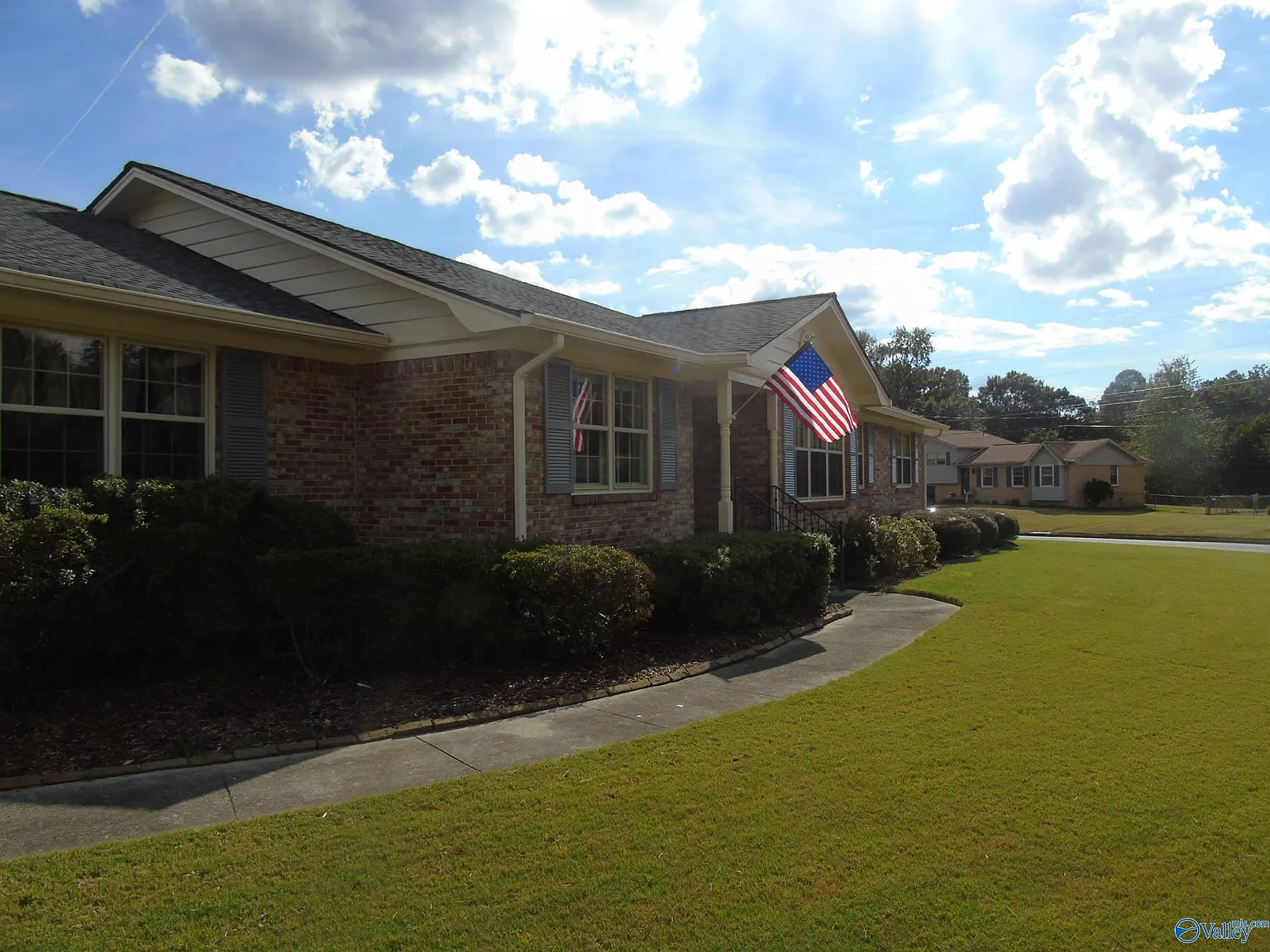 4 bed, 3.0 bath, 2168 sqft, $2,400 — Photo 2