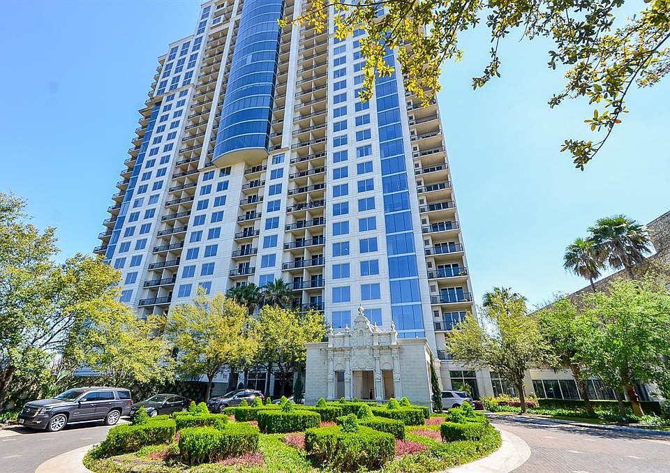 Luxury living at its finest in one of the best locations convenient to Downtown Houston and Buffalo Bayou Park. Buffalo Bayou Park is the 160-acre greenspace that lies just west of downtown Houston. Buffalo Bayou Park includes beautiful gardens and n